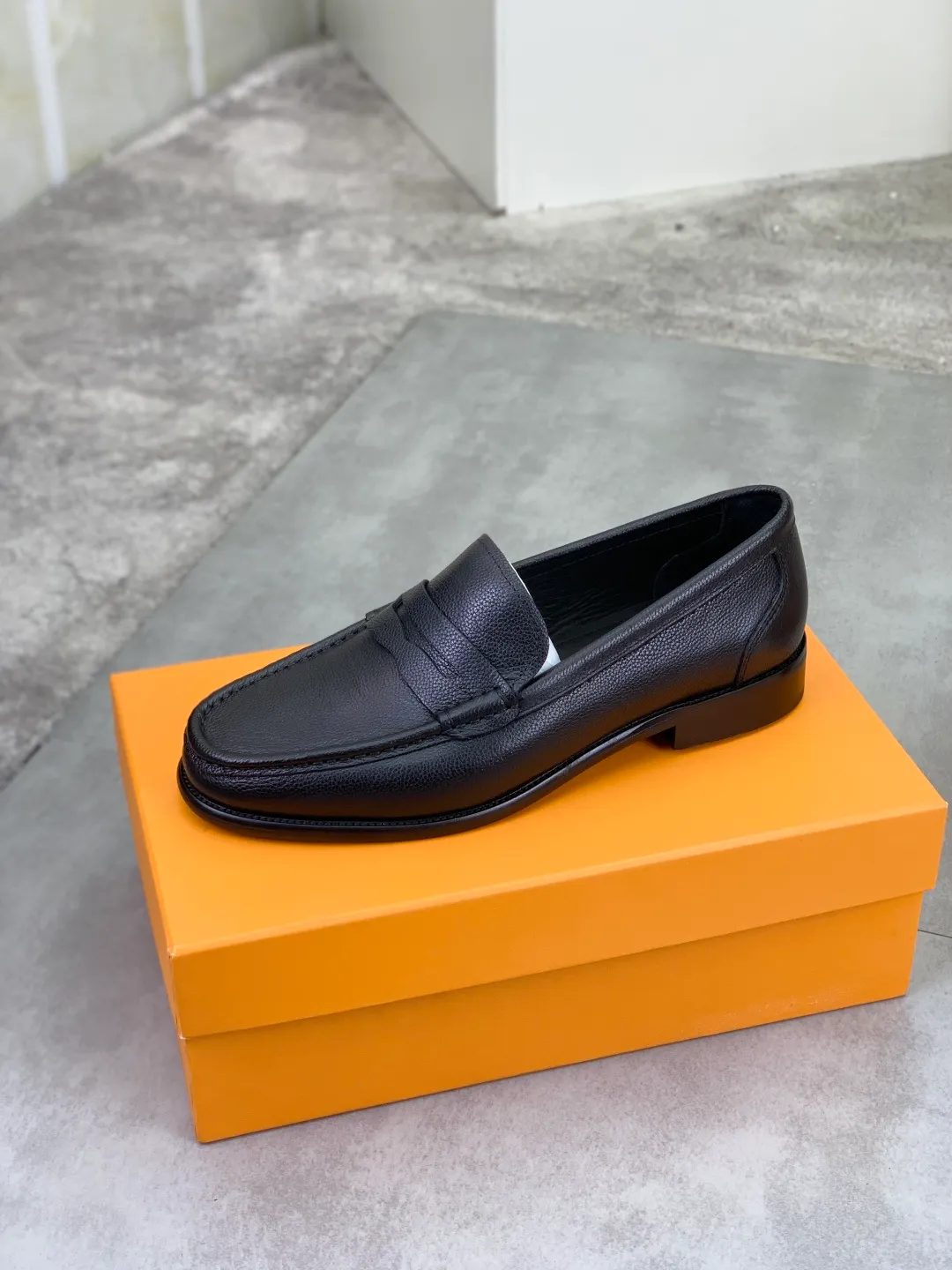 Men's men's shoes 💰P520 New style 💶[LOUIS VUITTON] Water-dyed Niuli Original order New style 🍀LV Louis Vuitton *——Top version of LV classic leather shoes! Made of imported original calfskin, original leather side strips and wear-resistant high-end rubber outsole! High quality products! Color: Black optional Size: 39-44 (45 customized)